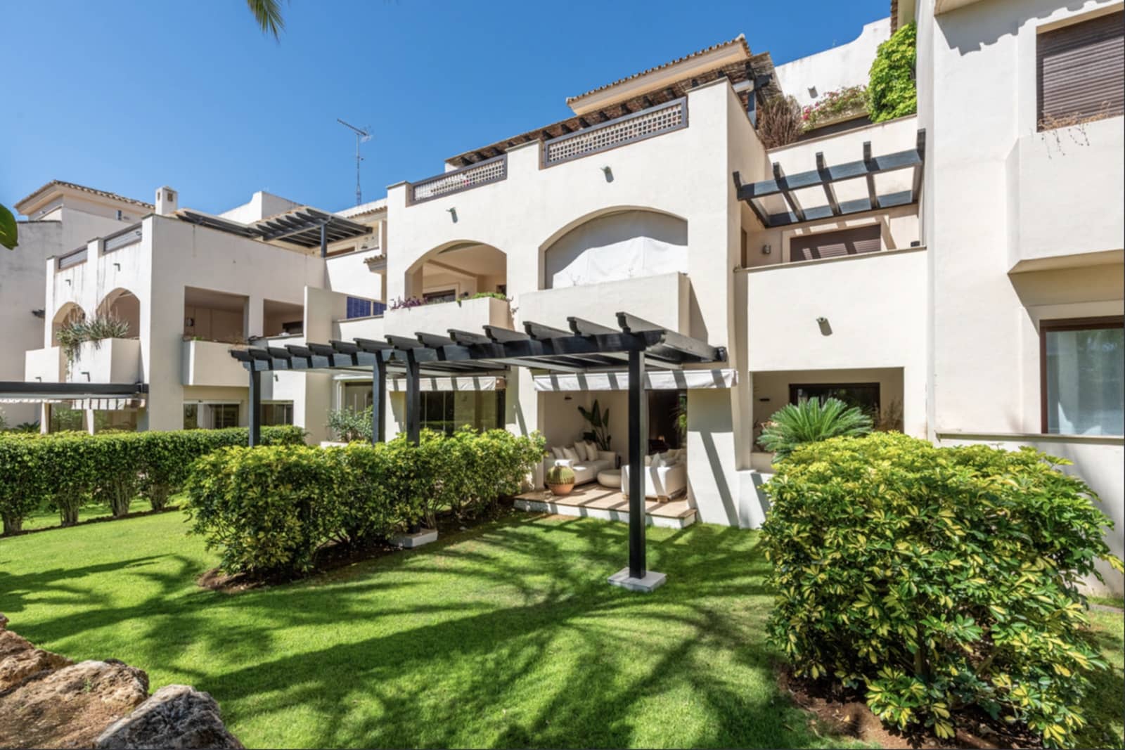 2 soveværelse Lejlighed til salg i Nueva Andalucia med swimmingpool garage - € 599.000 (Ref: 9921839)
