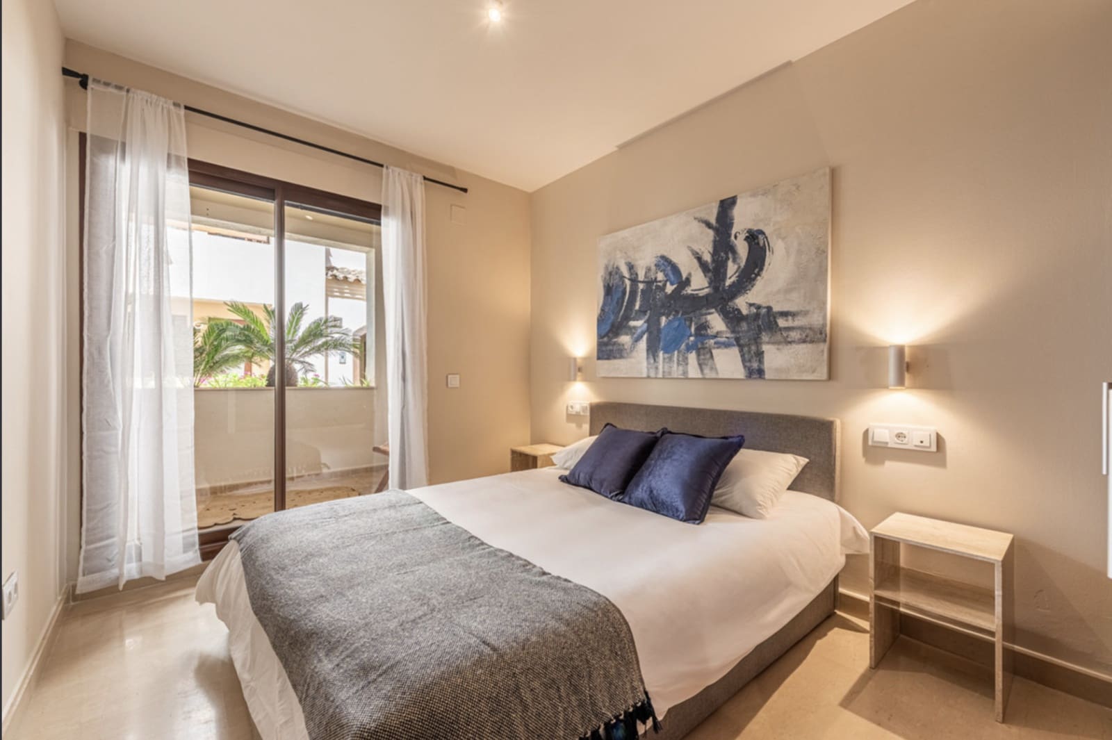 2 soveværelse Lejlighed til salg i Nueva Andalucia med swimmingpool garage - € 599.000 (Ref: 9921839)
