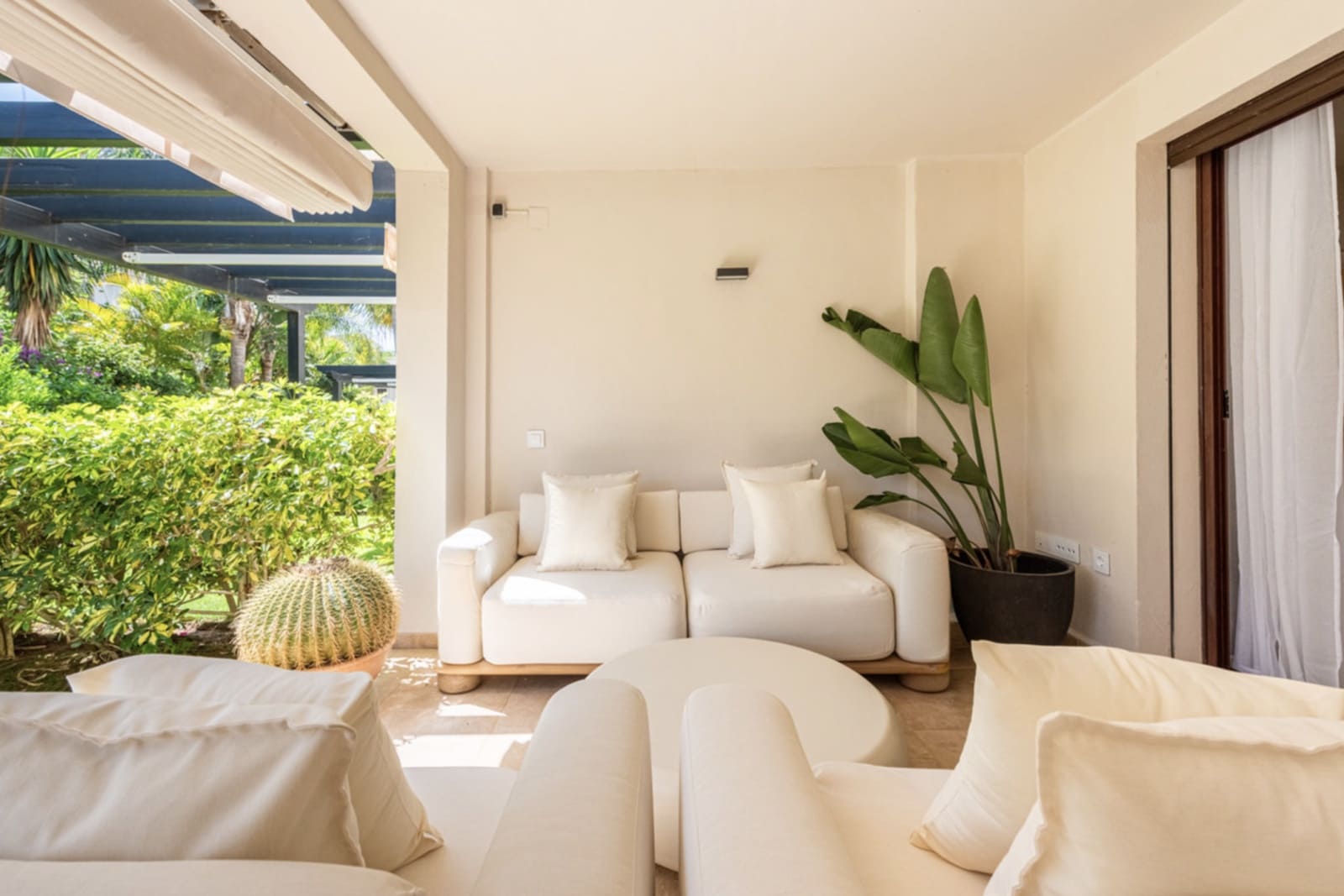 2 soveværelse Lejlighed til salg i Nueva Andalucia med swimmingpool garage - € 599.000 (Ref: 9921839)