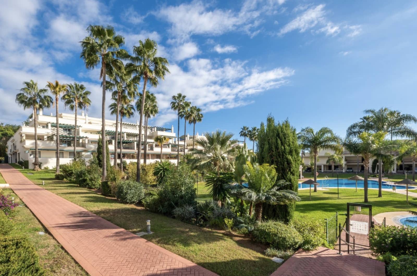 2 soveværelse Lejlighed til salg i Nueva Andalucia med swimmingpool garage - € 595.000 (Ref: 9921840)