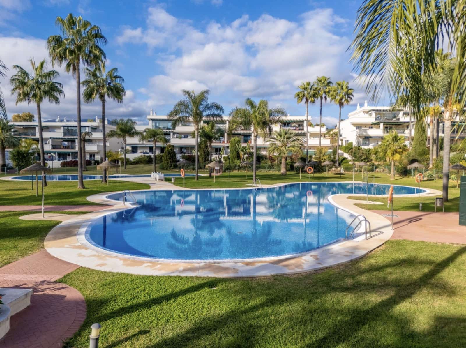 2 soveværelse Lejlighed til salg i Nueva Andalucia med swimmingpool garage - € 595.000 (Ref: 9921840)