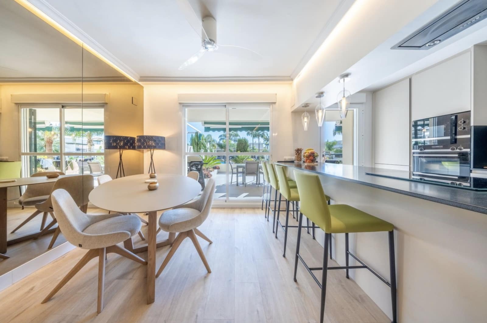 2 soveværelse Lejlighed til salg i Nueva Andalucia med swimmingpool garage - € 595.000 (Ref: 9921840)