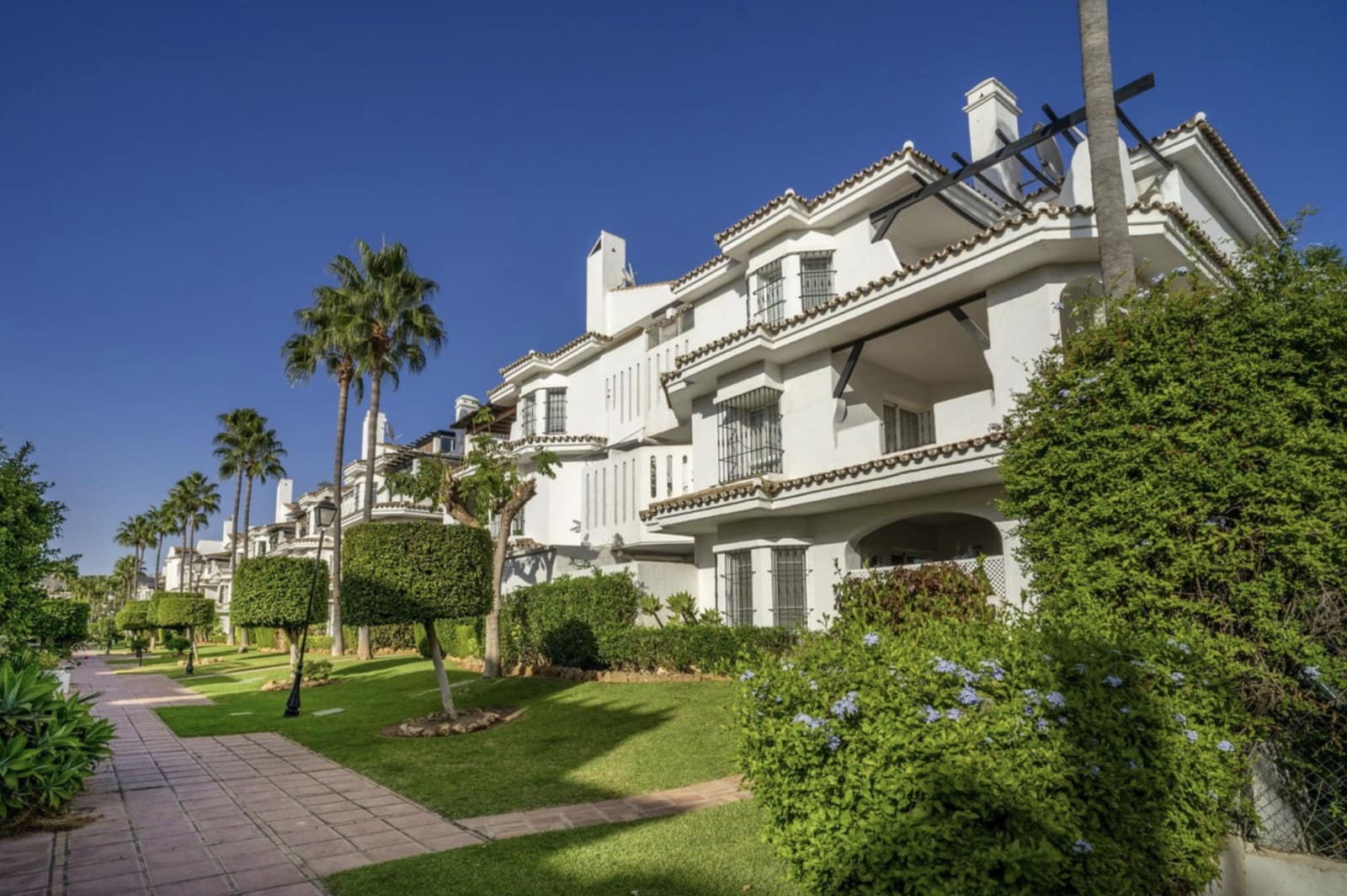 3 soverom Leilighet til salgs i Nueva Andalucia med svømmebasseng garasje - € 570 000 (Ref: 9921843)