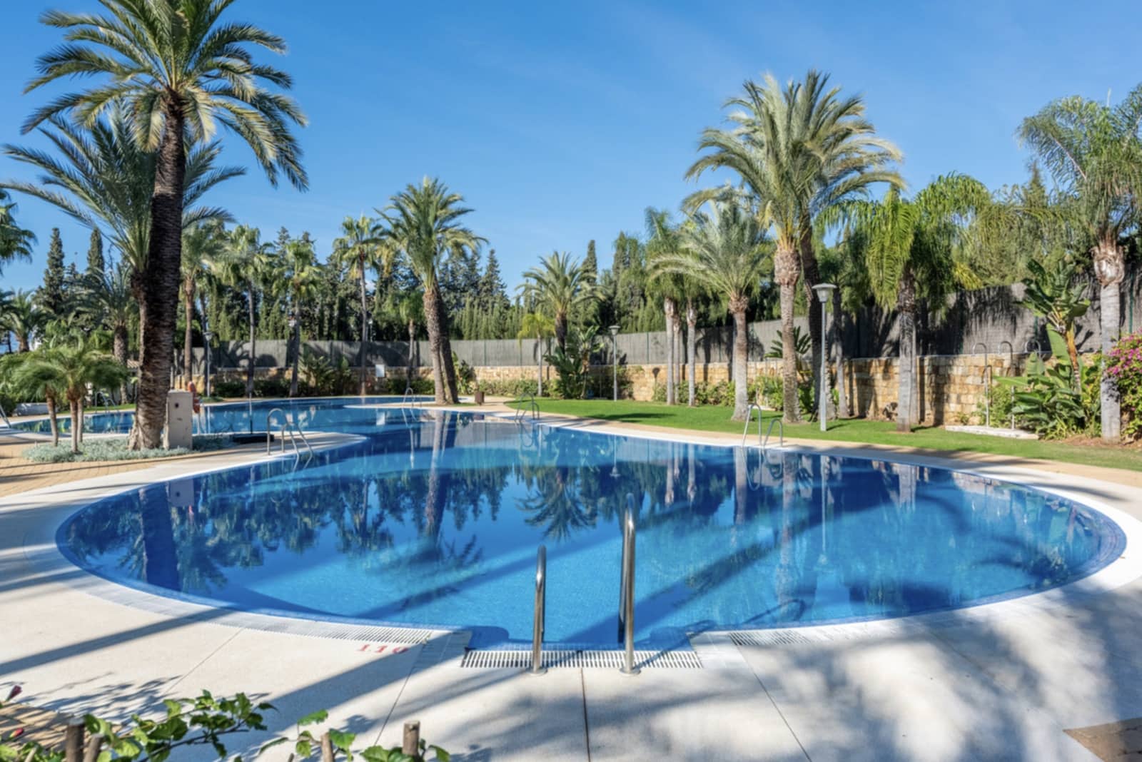 2 soverom Leilighet til salgs i Nueva Andalucia med svømmebasseng garasje - € 569 000 (Ref: 9921844)