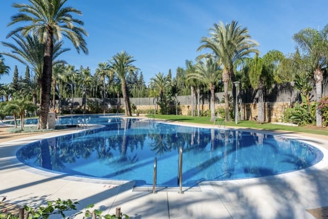 2 Zimmer Apartment zu verkaufen in Nueva Andalucía Centro, Marbella mit Pool Garage - 569.000 € (Ref: 9921844)
