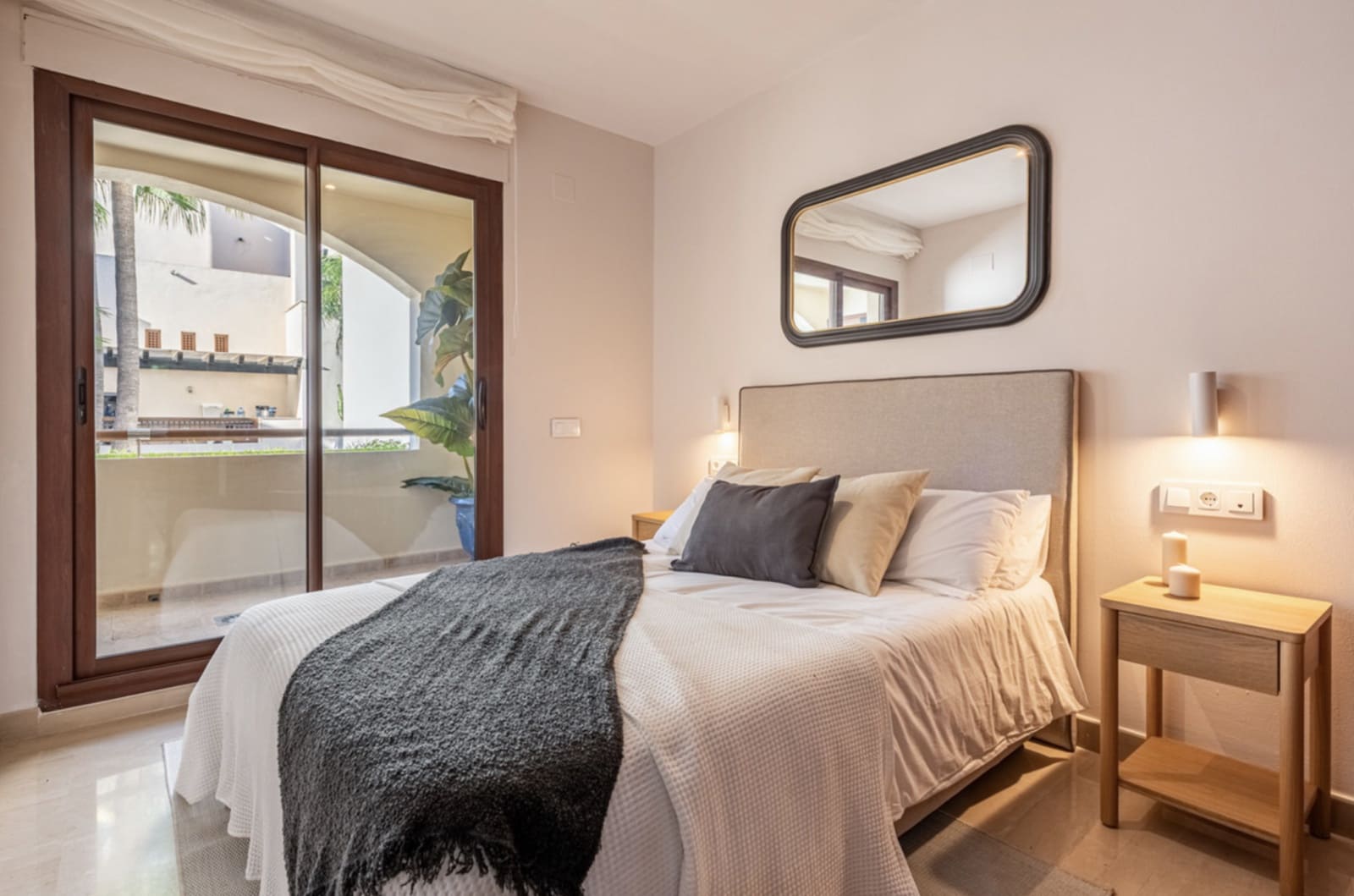 2 soverom Leilighet til salgs i Nueva Andalucia med svømmebasseng garasje - € 569 000 (Ref: 9921844)