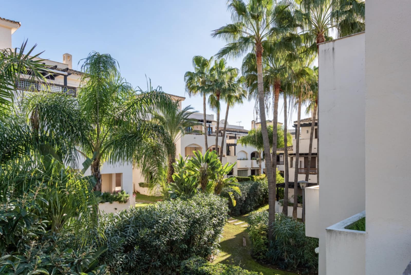 2 soverom Leilighet til salgs i Nueva Andalucia med svømmebasseng garasje - € 569 000 (Ref: 9921844)