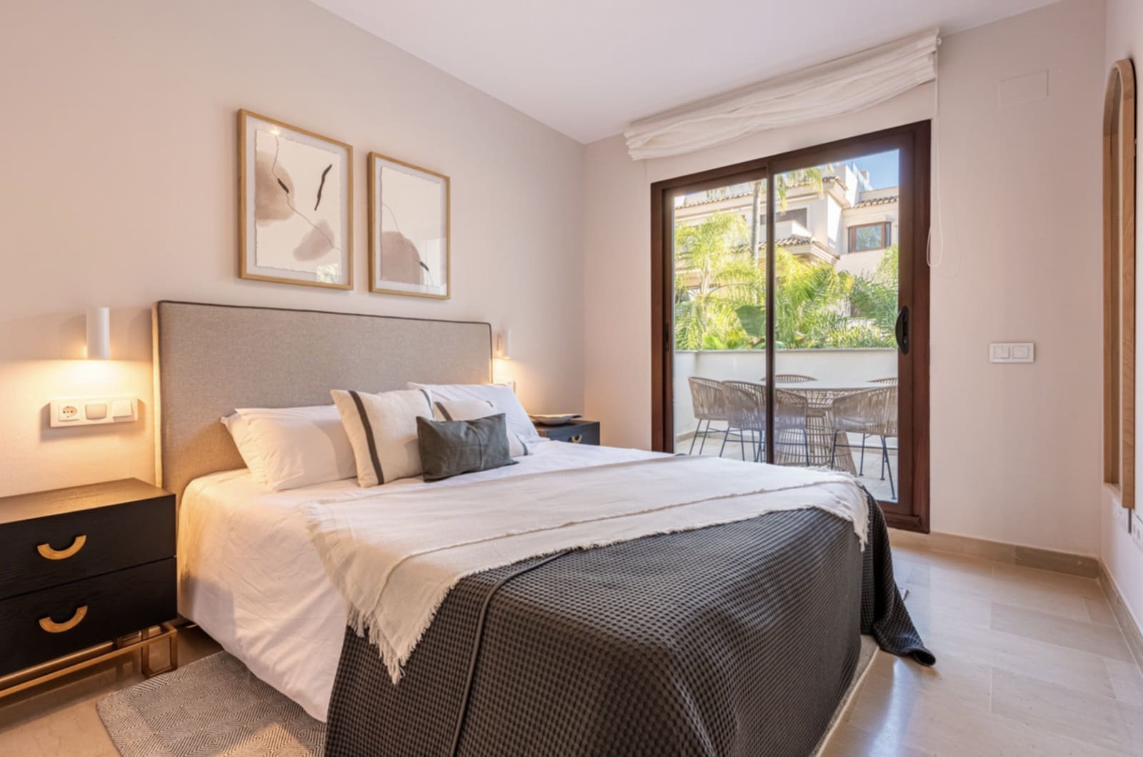 2 soverom Leilighet til salgs i Nueva Andalucia med svømmebasseng garasje - € 569 000 (Ref: 9921844)