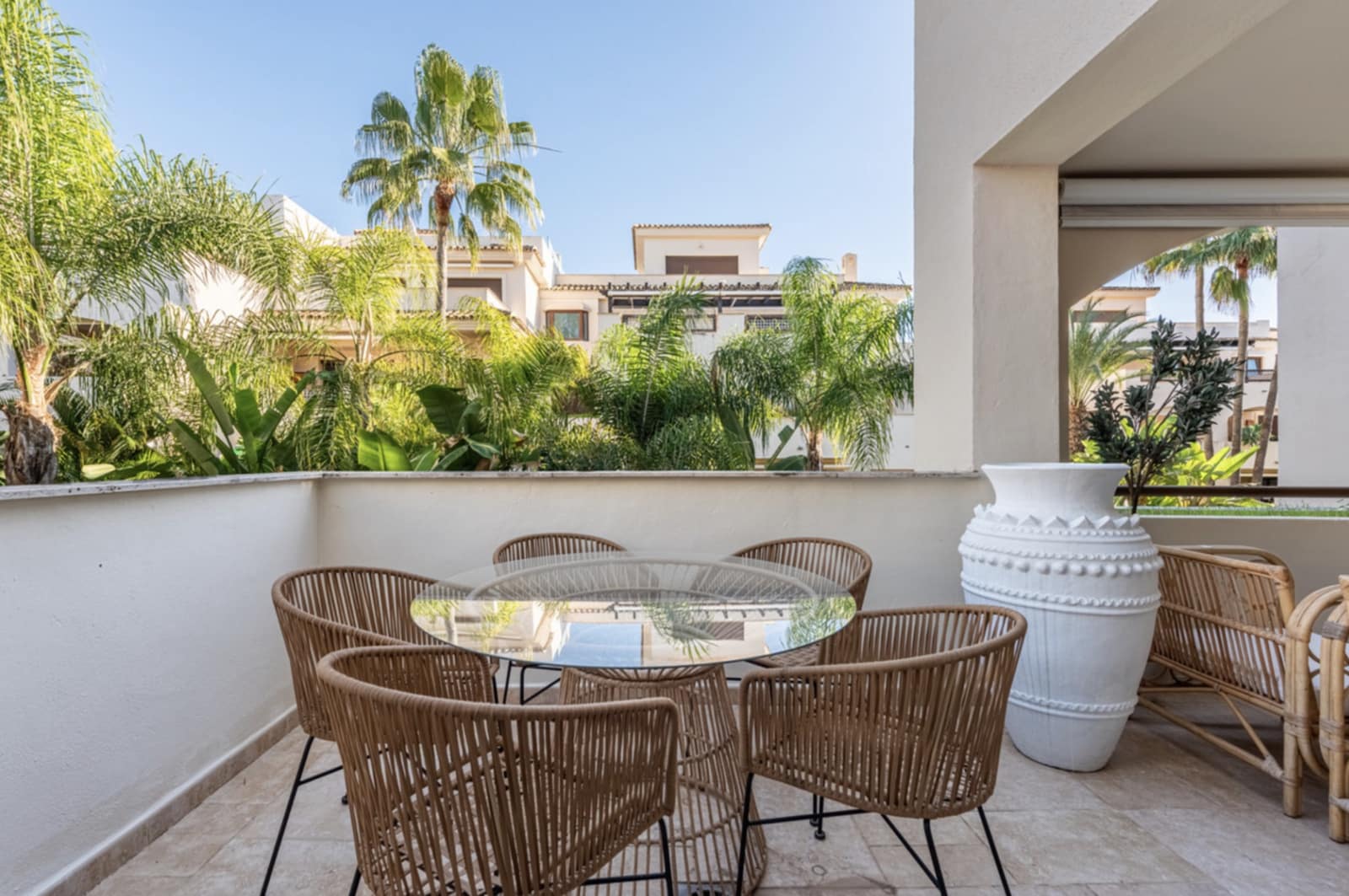 2 soverom Leilighet til salgs i Nueva Andalucia med svømmebasseng garasje - € 569 000 (Ref: 9921844)