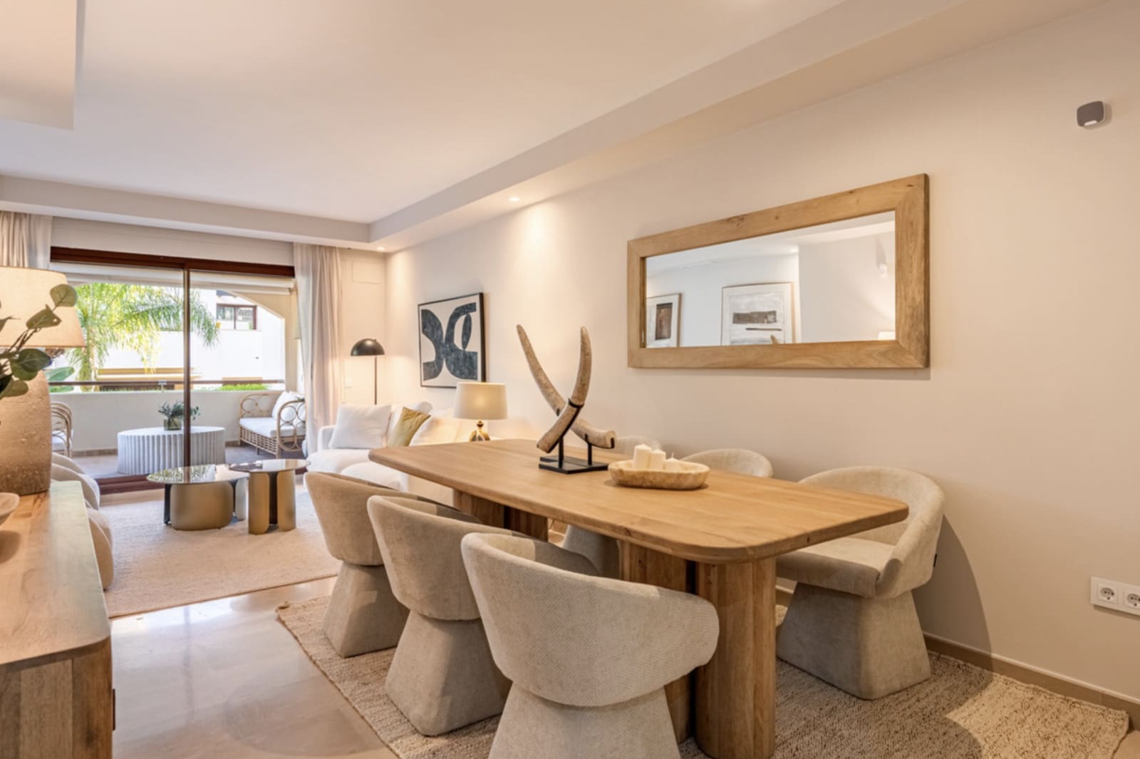 2 soverom Leilighet til salgs i Nueva Andalucia med svømmebasseng garasje - € 569 000 (Ref: 9921844)