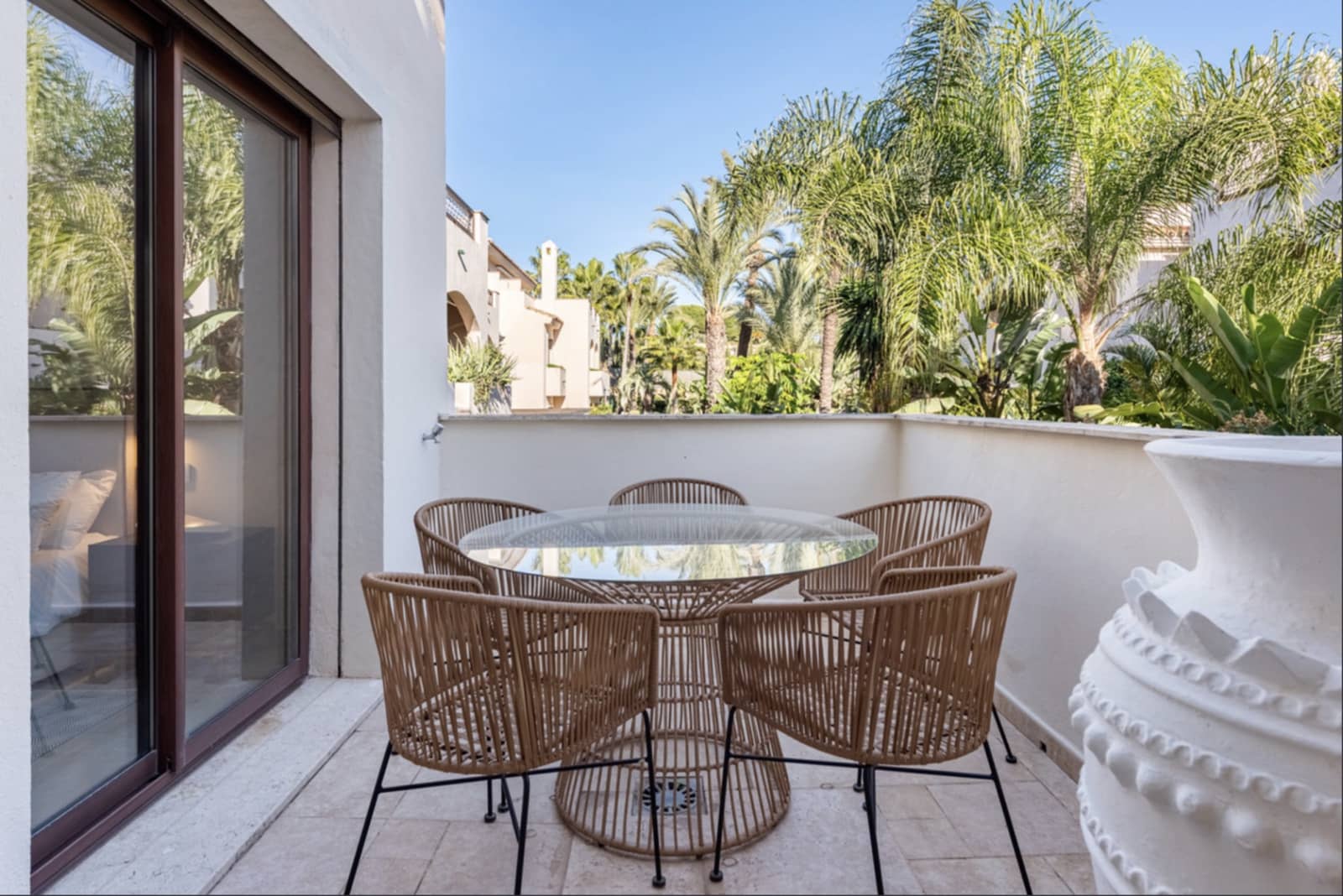 2 soverom Leilighet til salgs i Nueva Andalucia med svømmebasseng garasje - € 569 000 (Ref: 9921844)