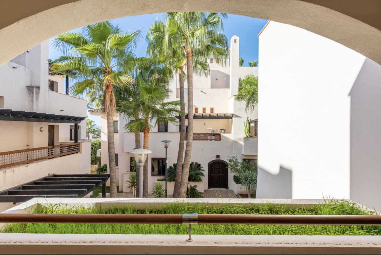 2 soverom Leilighet til salgs i Nueva Andalucia med svømmebasseng garasje - € 569 000 (Ref: 9921844)
