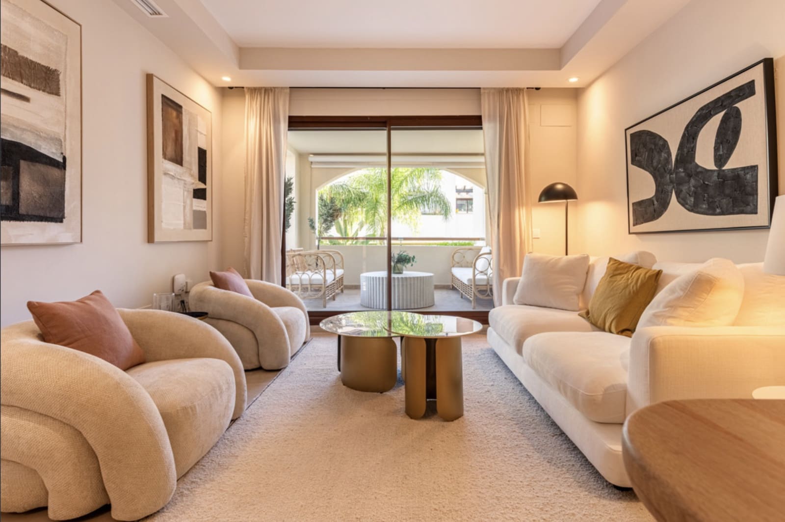 2 soverom Leilighet til salgs i Nueva Andalucia med svømmebasseng garasje - € 569 000 (Ref: 9921844)