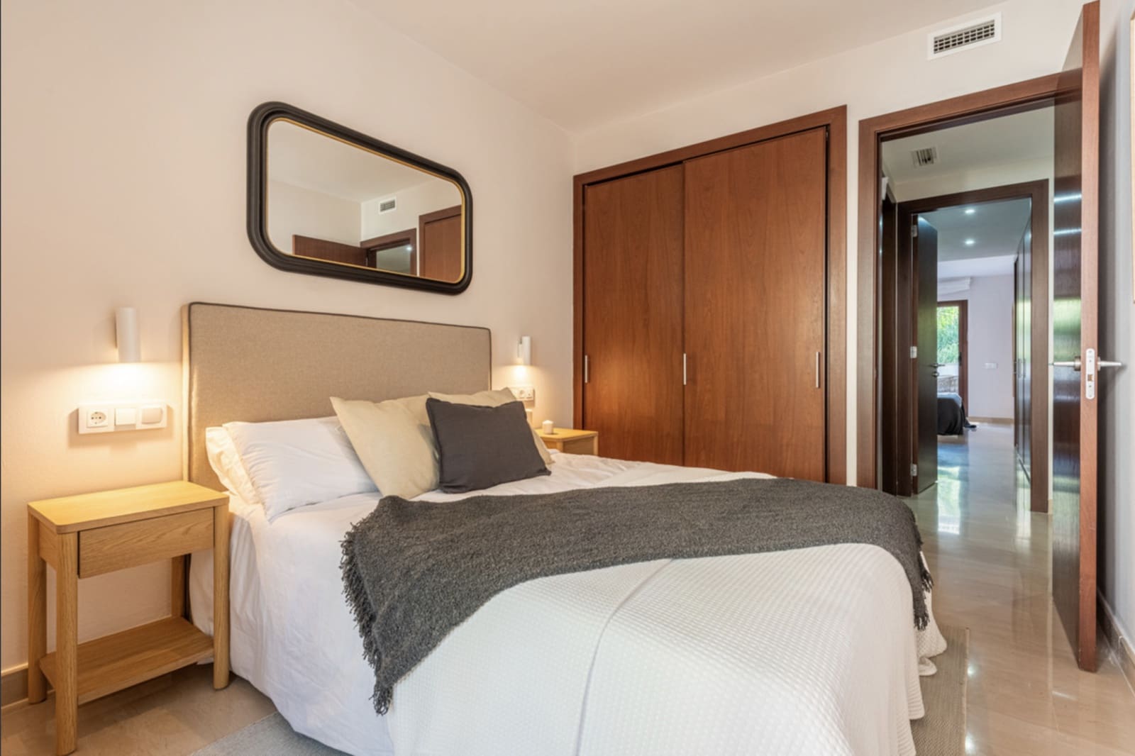 2 soverom Leilighet til salgs i Nueva Andalucia med svømmebasseng garasje - € 569 000 (Ref: 9921844)