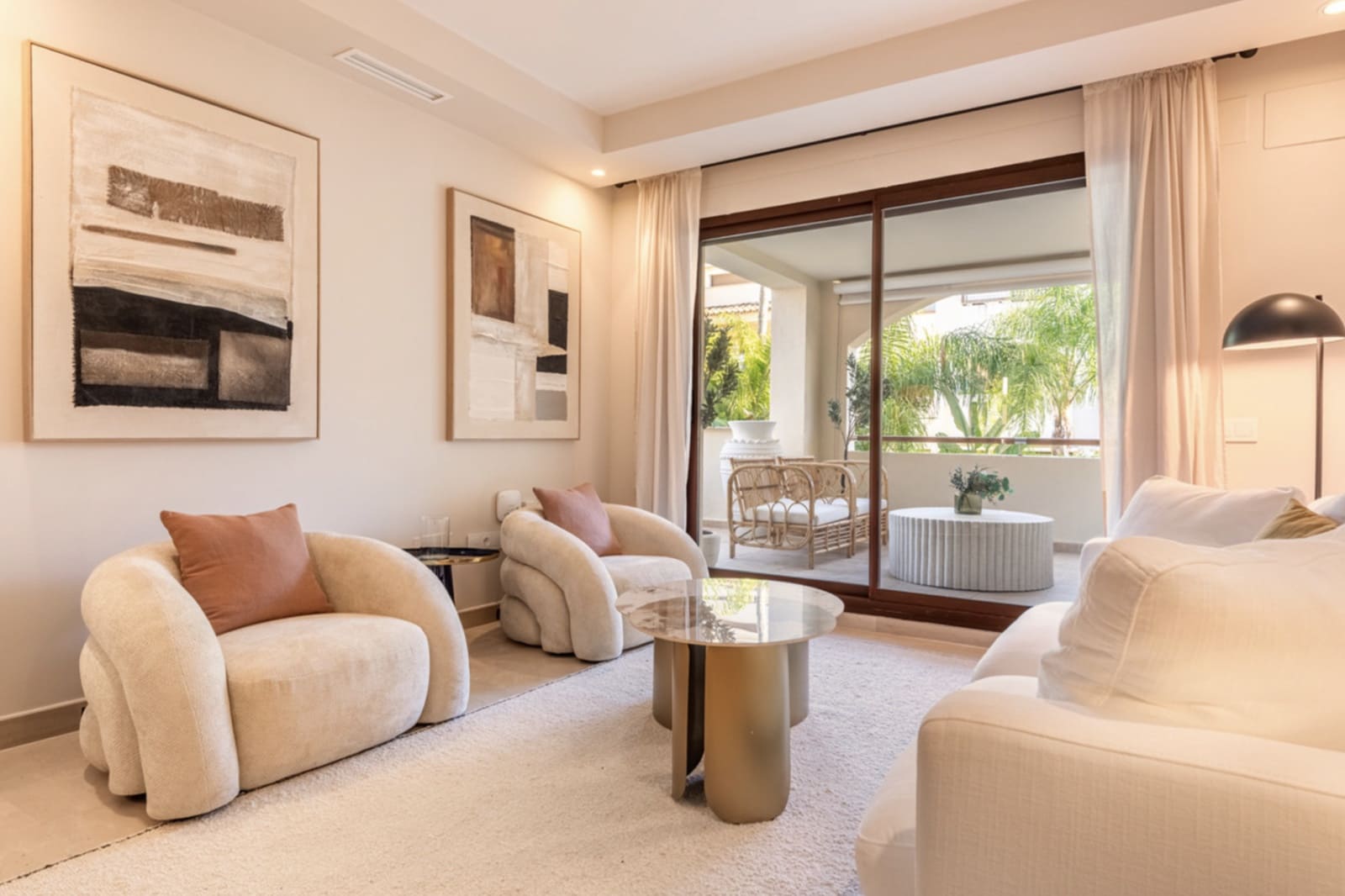 2 soverom Leilighet til salgs i Nueva Andalucia med svømmebasseng garasje - € 569 000 (Ref: 9921844)