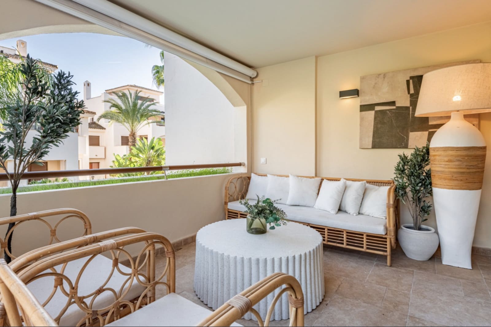 2 soverom Leilighet til salgs i Nueva Andalucia med svømmebasseng garasje - € 569 000 (Ref: 9921844)