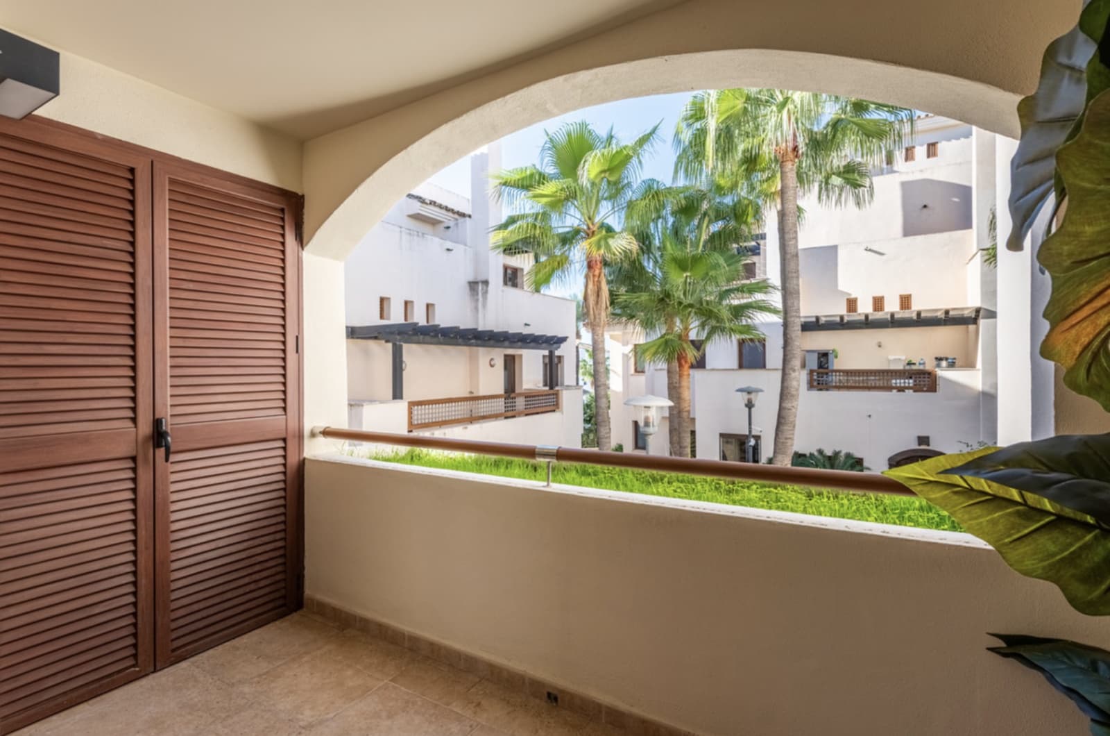 2 soverom Leilighet til salgs i Nueva Andalucia med svømmebasseng garasje - € 569 000 (Ref: 9921844)