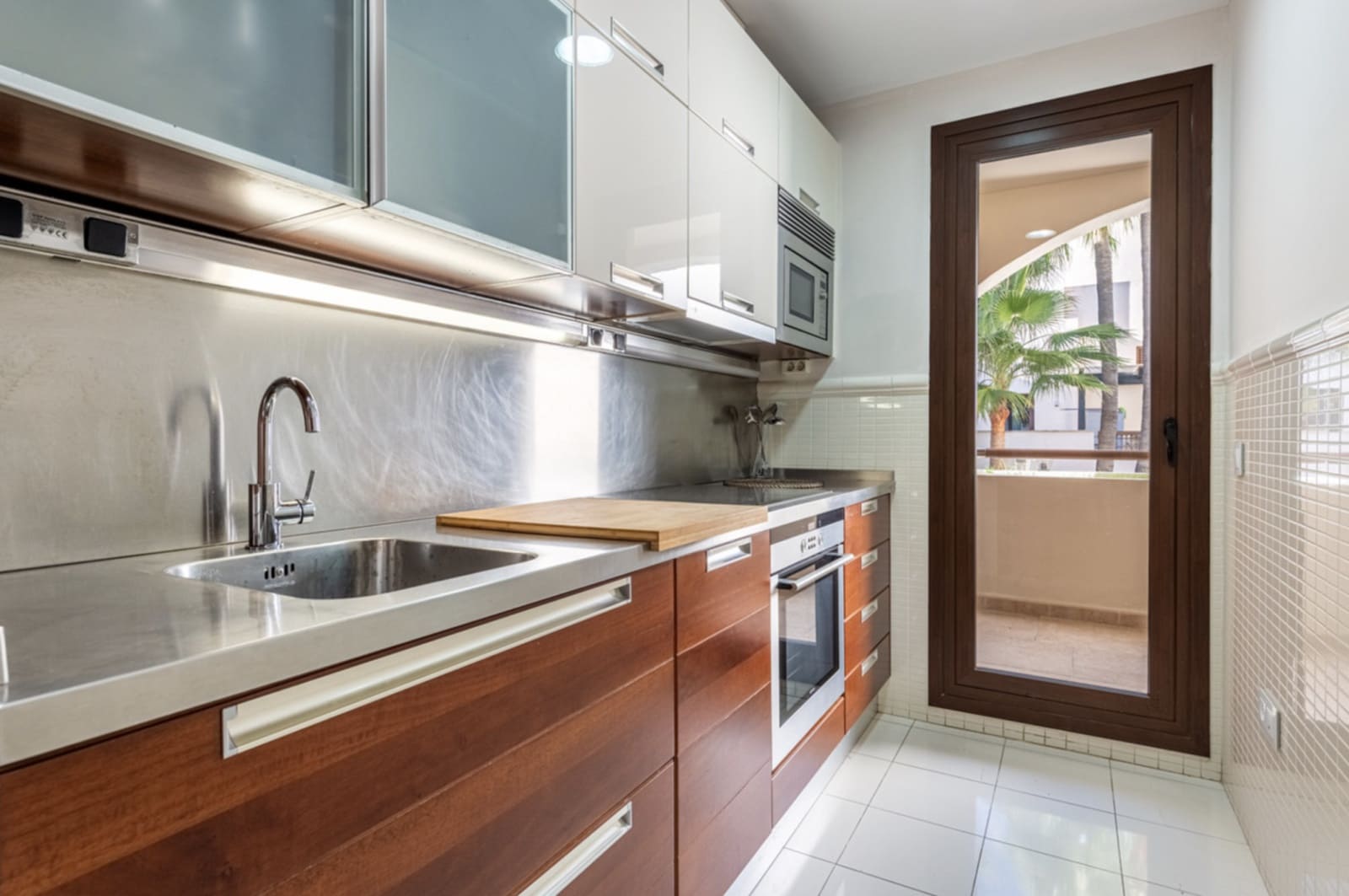 2 soverom Leilighet til salgs i Nueva Andalucia med svømmebasseng garasje - € 569 000 (Ref: 9921844)