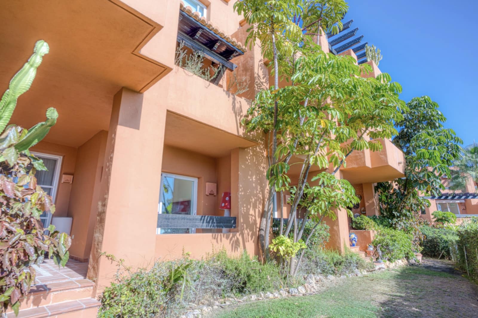 2 soveværelse Lejlighed til salg i Nueva Andalucia med swimmingpool garage - € 565.000 (Ref: 9921845)