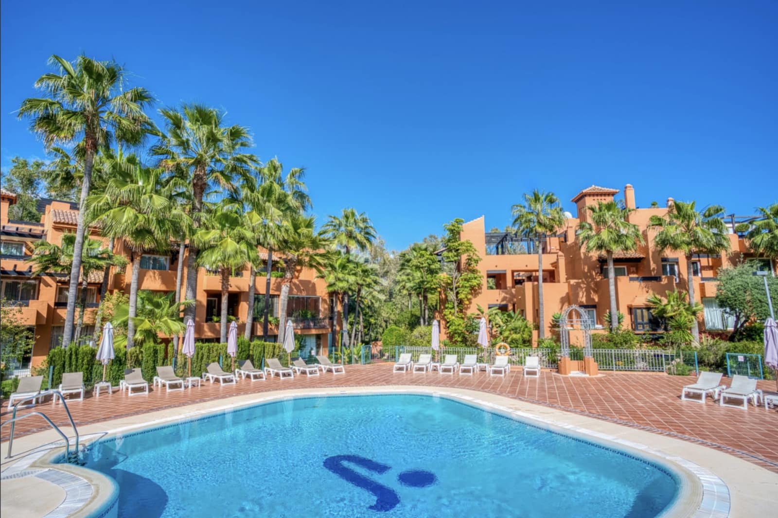 2 soveværelse Lejlighed til salg i Nueva Andalucia med swimmingpool garage - € 565.000 (Ref: 9921845)
