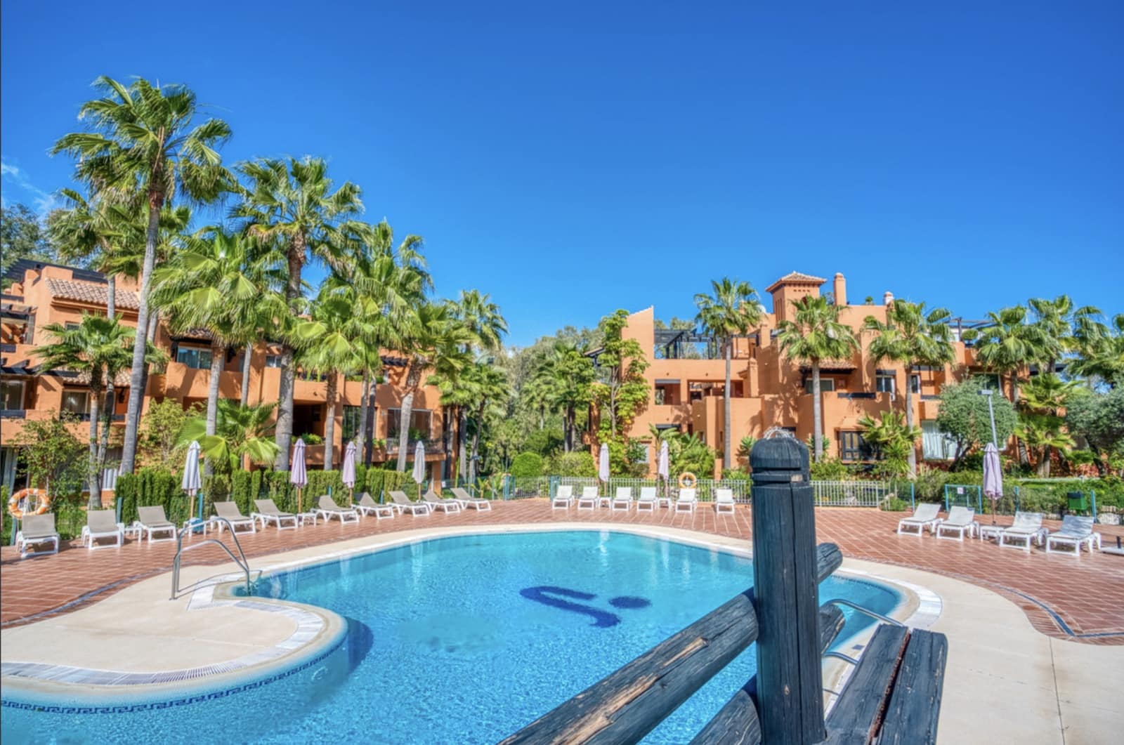 2 soveværelse Lejlighed til salg i Nueva Andalucia med swimmingpool garage - € 565.000 (Ref: 9921845)
