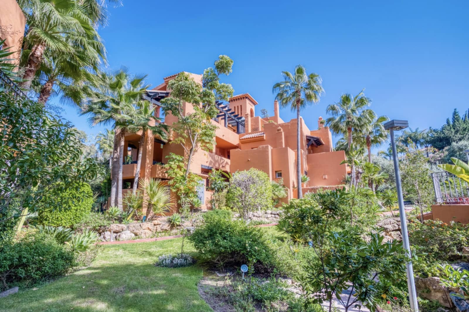 2 soveværelse Lejlighed til salg i Nueva Andalucia med swimmingpool garage - € 565.000 (Ref: 9921845)