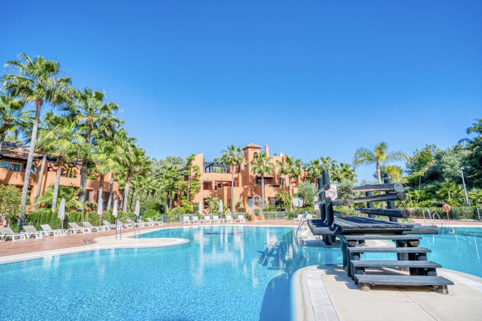 2 soveværelse Lejlighed til salg i Nueva Andalucia med swimmingpool garage - € 565.000 (Ref: 9921845)