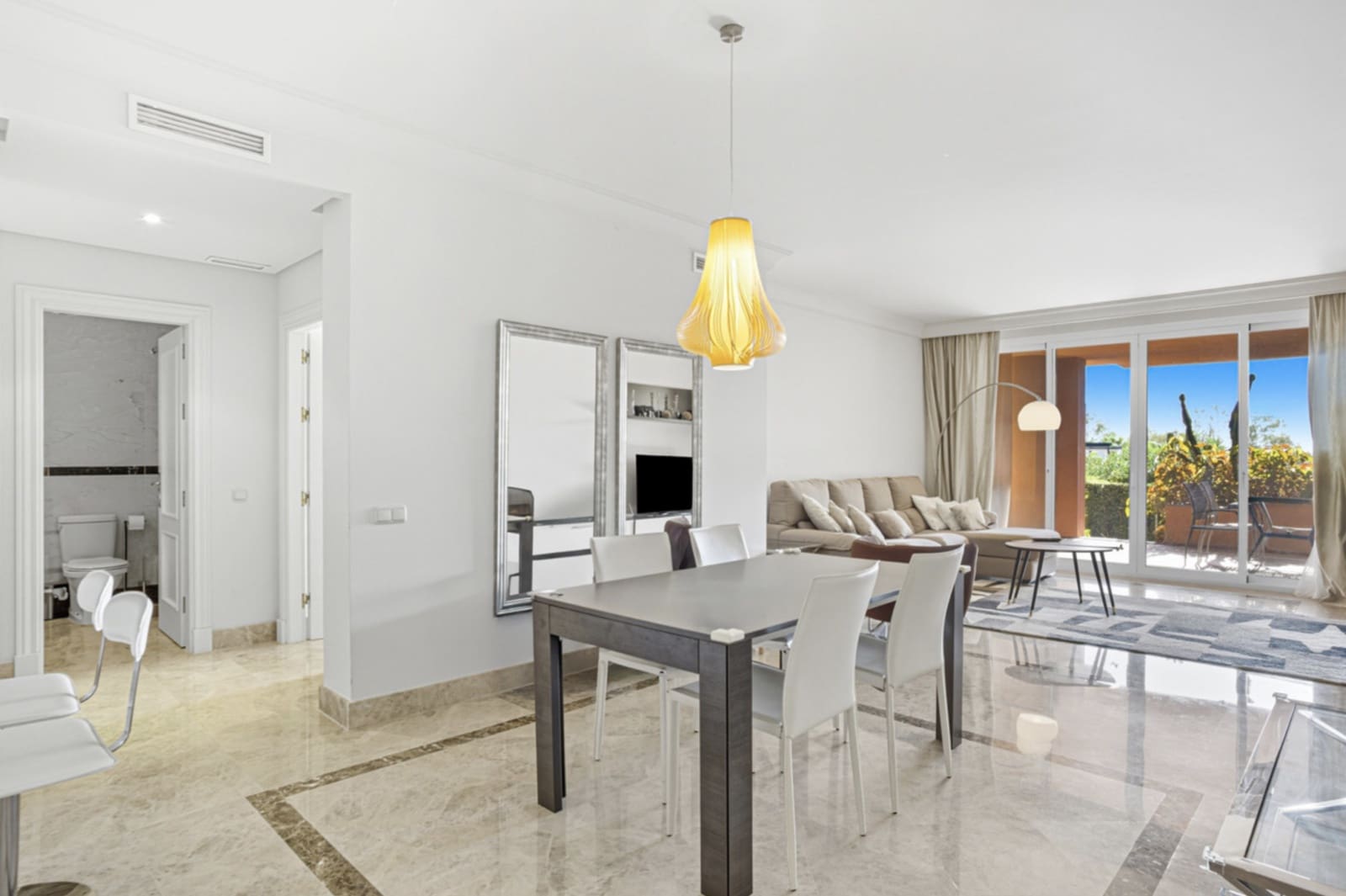 2 soveværelse Lejlighed til salg i Nueva Andalucia med swimmingpool garage - € 565.000 (Ref: 9921845)