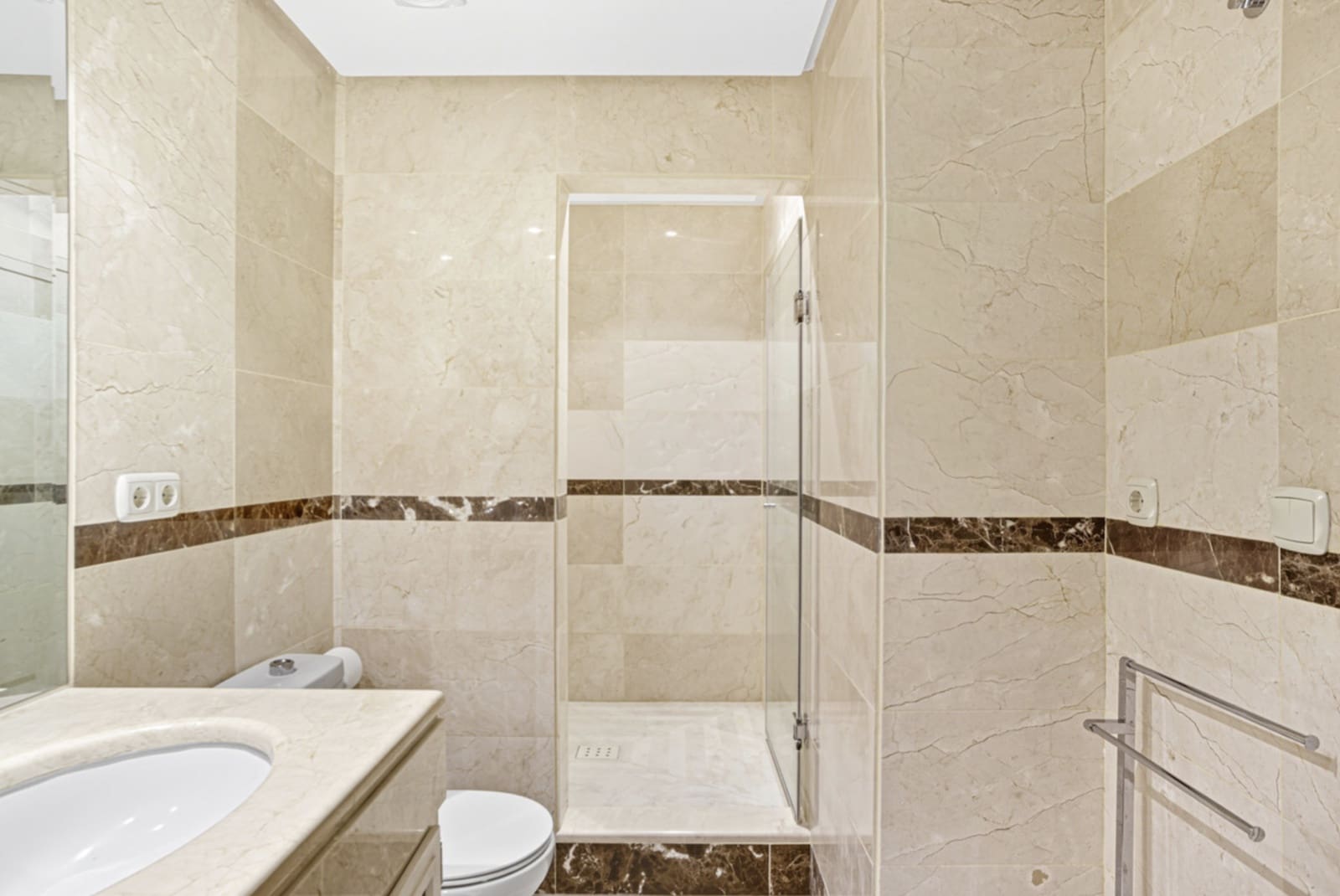 2 soveværelse Lejlighed til salg i Nueva Andalucia med swimmingpool garage - € 565.000 (Ref: 9921845)