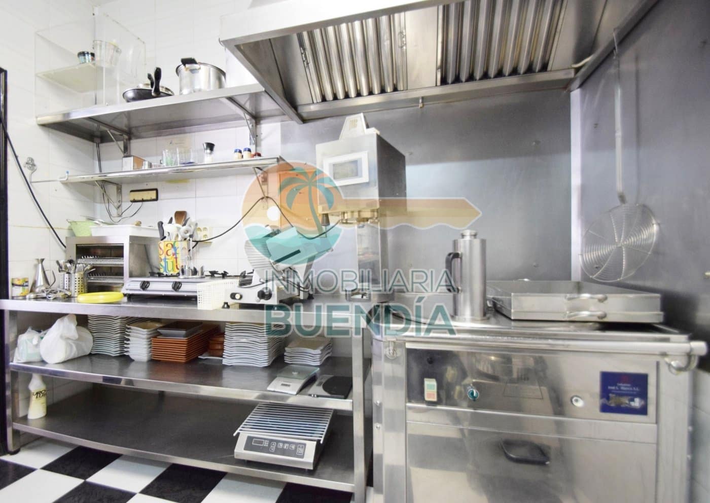 Commercieel te koop in Puerto de Mazarron - € 129.900 (Ref: 7759558)