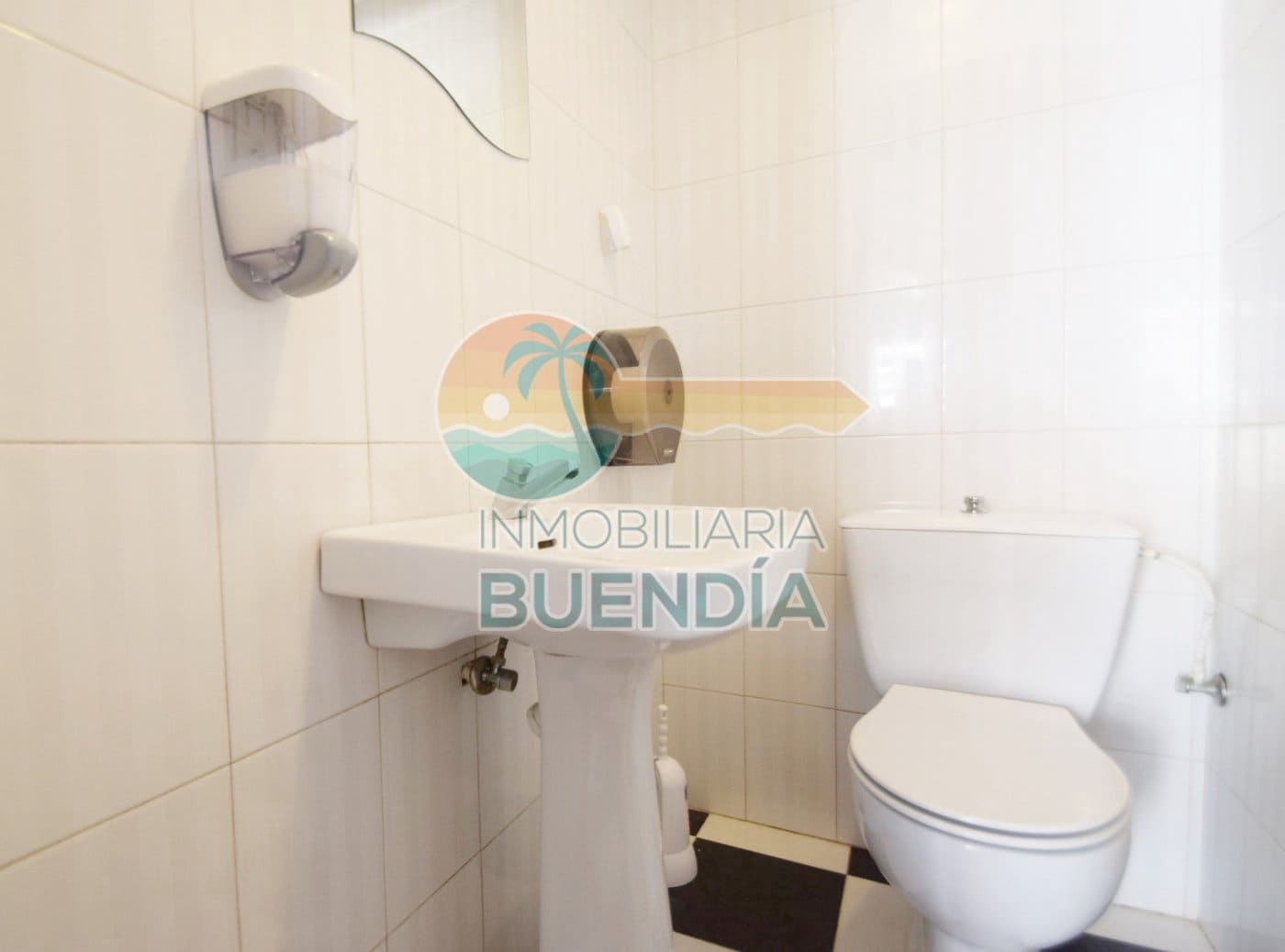 Commercieel te koop in Puerto de Mazarron - € 129.900 (Ref: 7759558)