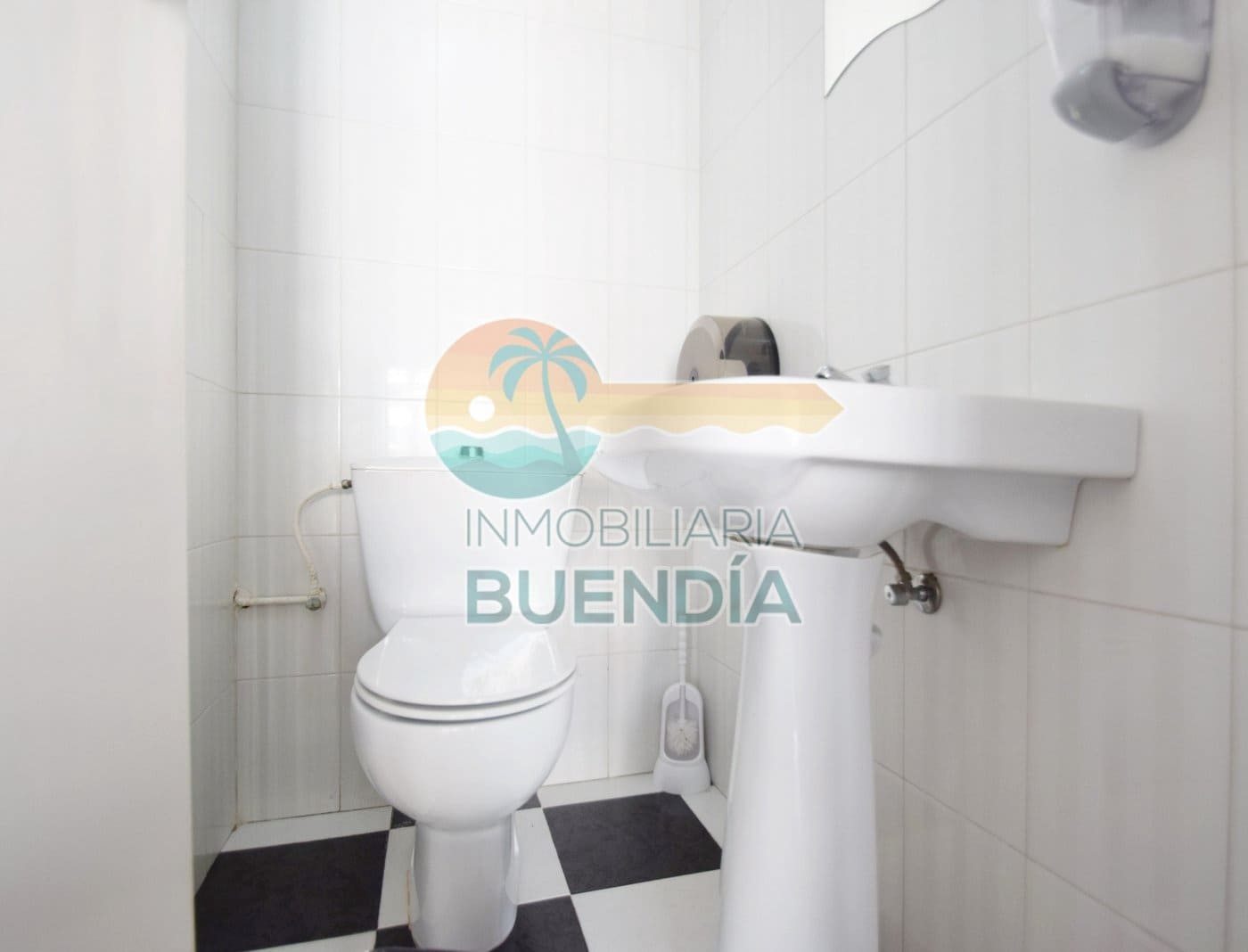 Commercieel te koop in Puerto de Mazarron - € 129.900 (Ref: 7759558)