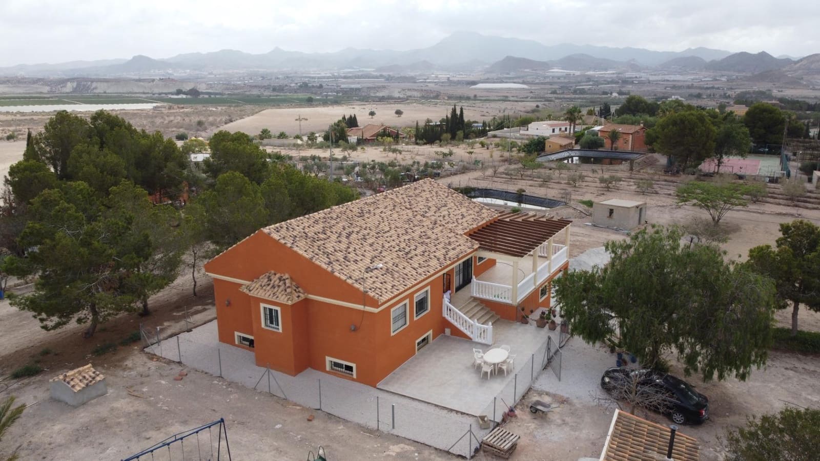 4 sypialnia Finka/Dom wiejski na sprzedaż w Leiva z garażem - 399 000 € (Ref: 7759600)