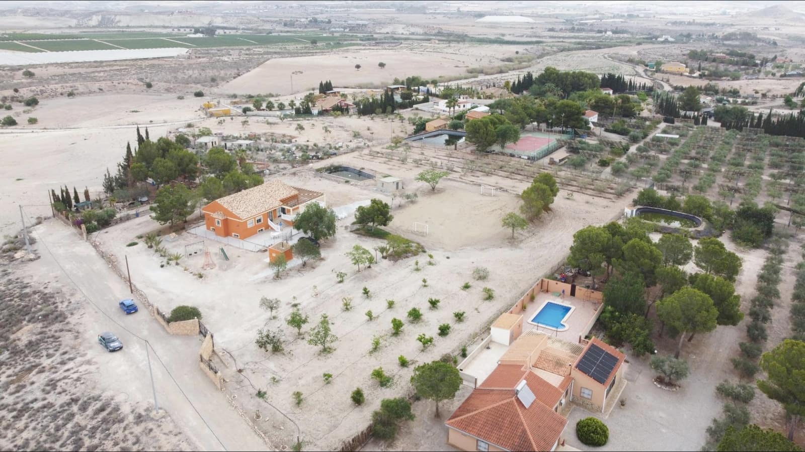 4 sypialnia Finka/Dom wiejski na sprzedaż w Leiva z garażem - 399 000 € (Ref: 7759600)