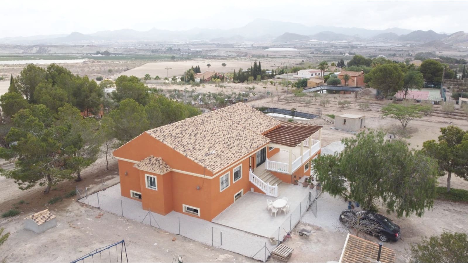 4 sypialnia Finka/Dom wiejski na sprzedaż w Leiva z garażem - 399 000 € (Ref: 7759600)