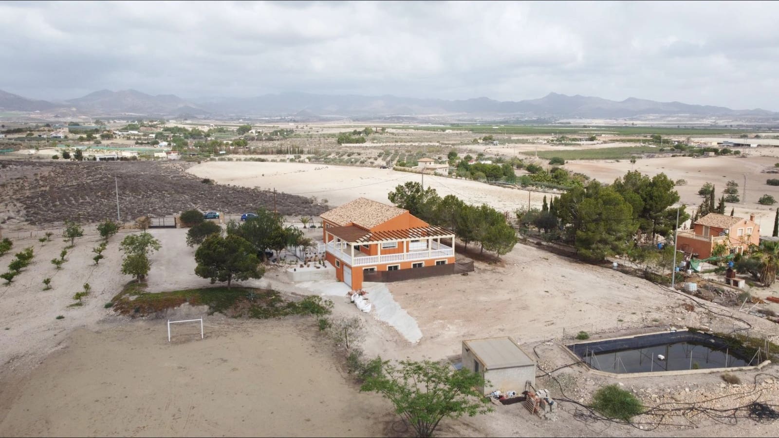 4 sypialnia Finka/Dom wiejski na sprzedaż w Leiva z garażem - 399 000 € (Ref: 7759600)