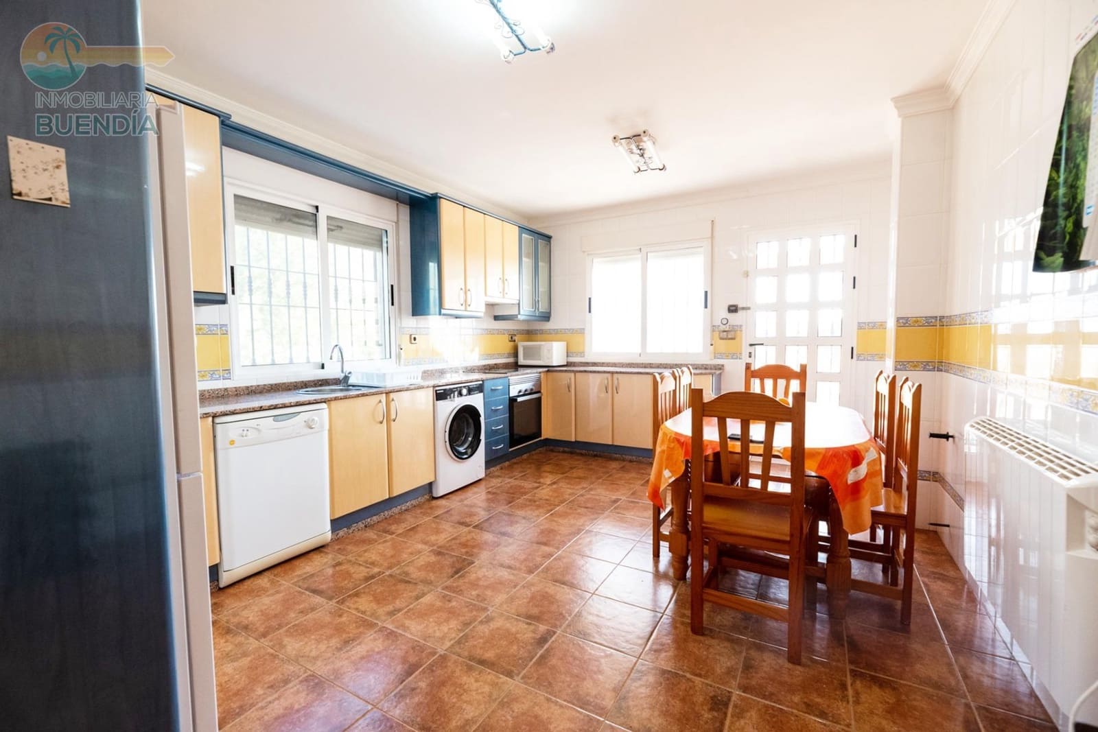 4 sypialnia Finka/Dom wiejski na sprzedaż w Leiva z garażem - 399 000 € (Ref: 7759600)