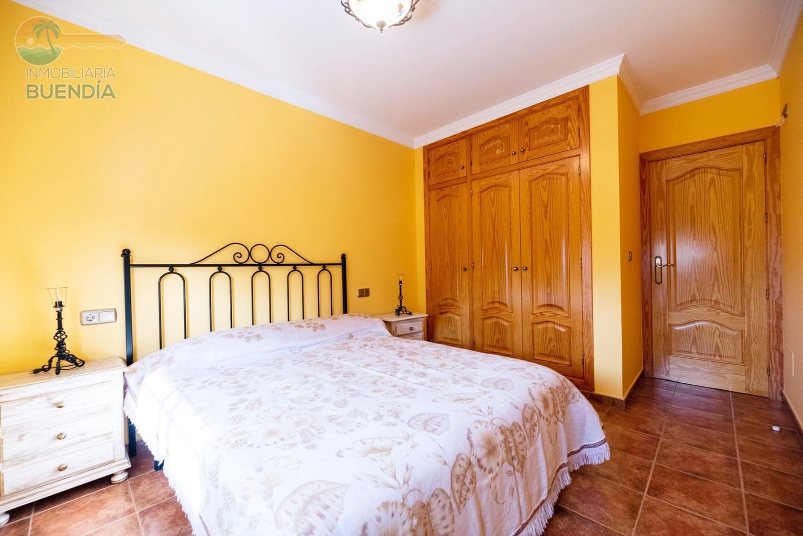 4 sypialnia Finka/Dom wiejski na sprzedaż w Leiva z garażem - 399 000 € (Ref: 7759600)