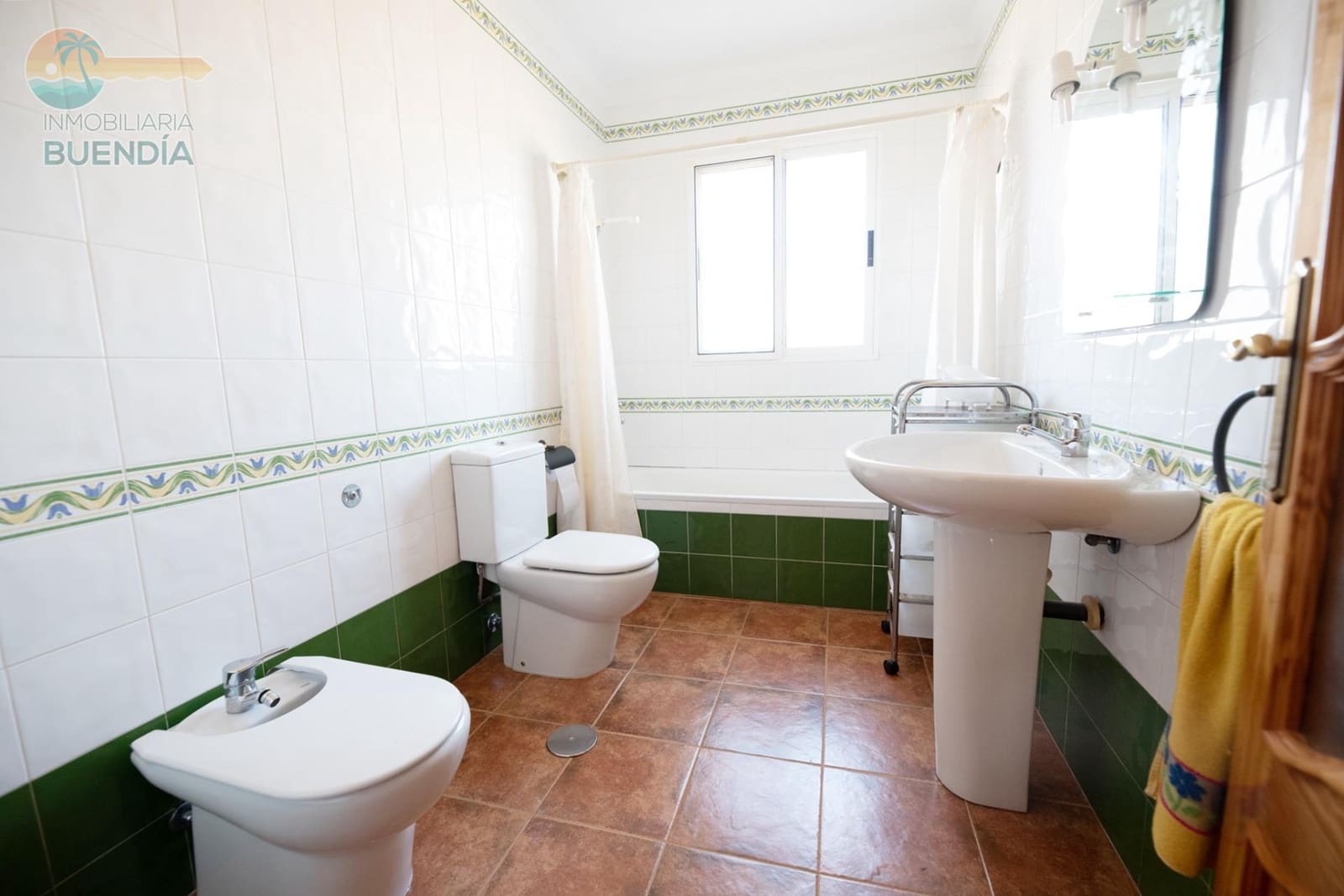 4 sypialnia Finka/Dom wiejski na sprzedaż w Leiva z garażem - 399 000 € (Ref: 7759600)