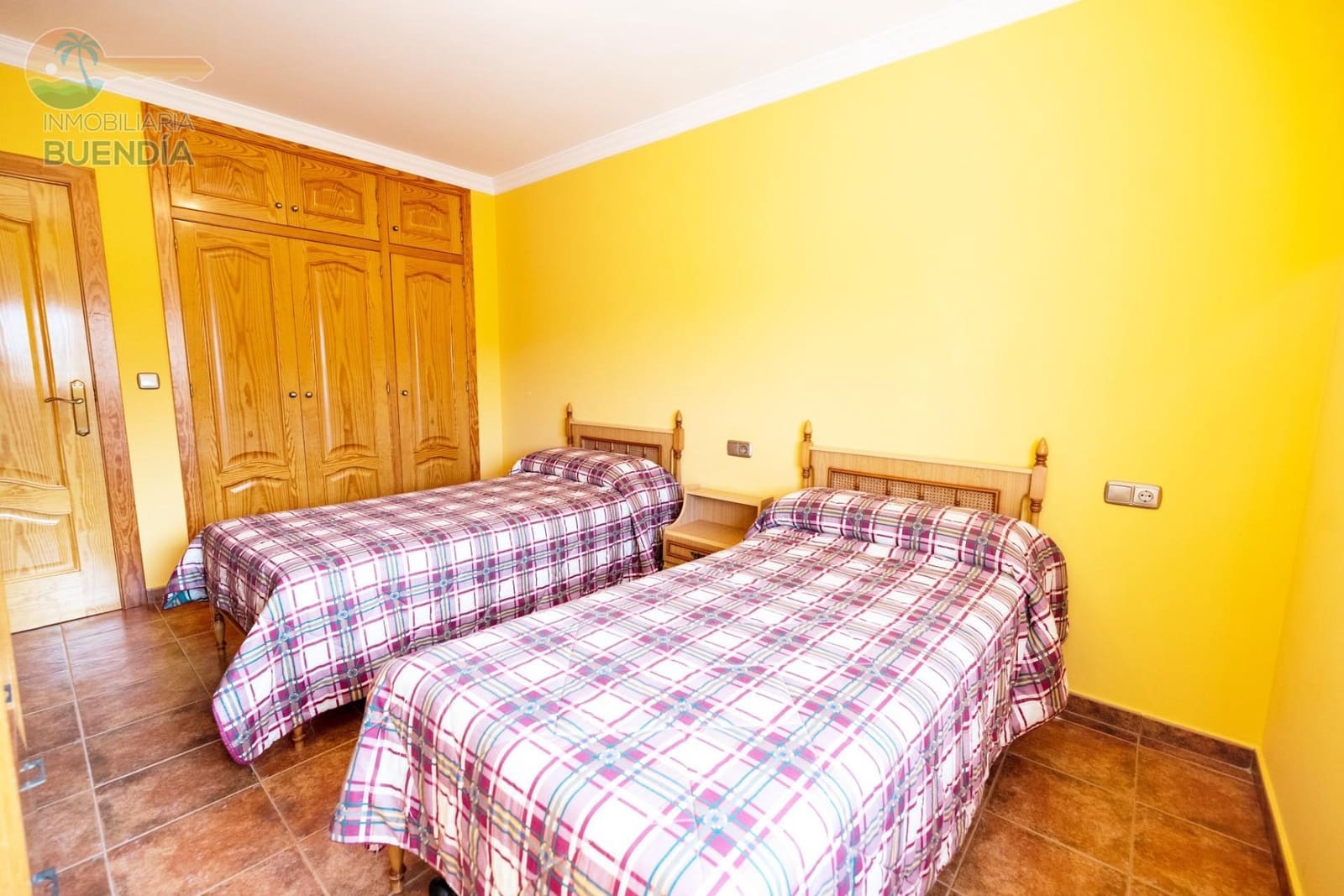 4 sypialnia Finka/Dom wiejski na sprzedaż w Leiva z garażem - 399 000 € (Ref: 7759600)