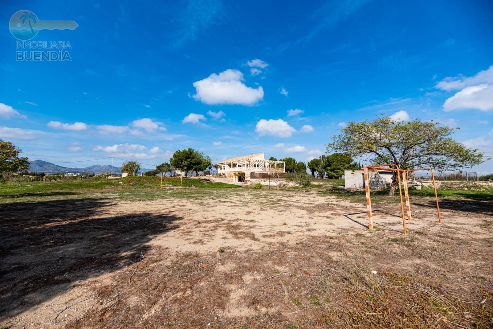 4 sypialnia Finka/Dom wiejski na sprzedaż w Leiva z garażem - 399 000 € (Ref: 7759600)