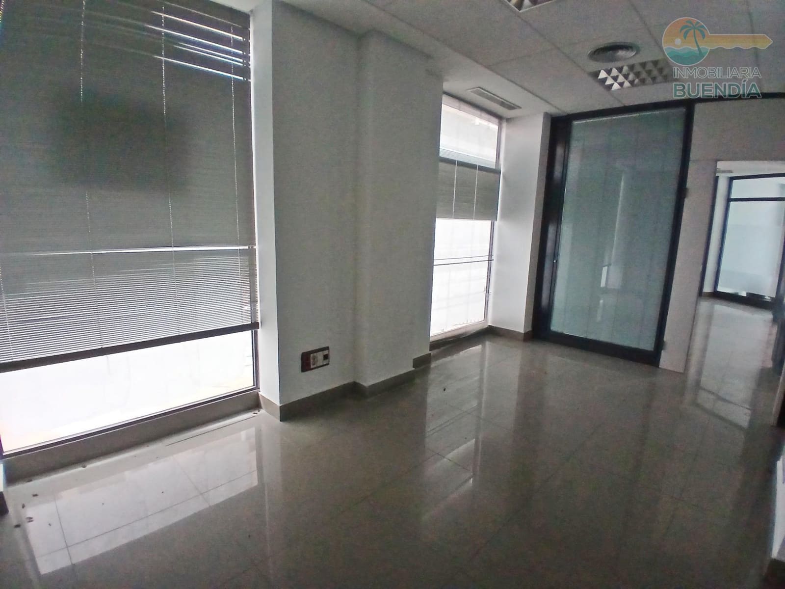 Commercial for sale in Puerto de Mazarron - € 270,000 (Ref: 9843474)
