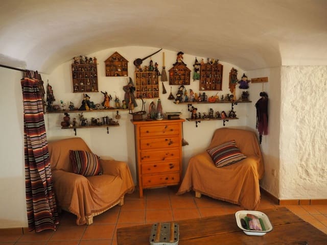 4 bedroom Cave House for sale in Cuevas del Campo with pool - € 159,075 (Ref: 8758141)