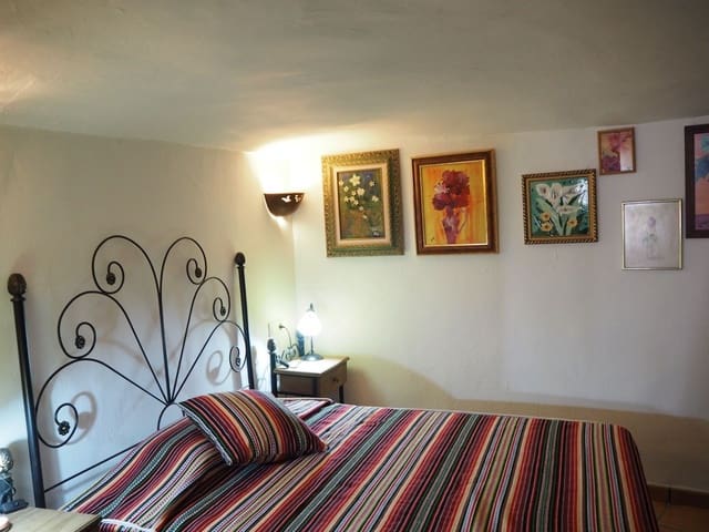 4 bedroom Cave House for sale in Cuevas del Campo with pool - € 159,075 (Ref: 8758141)