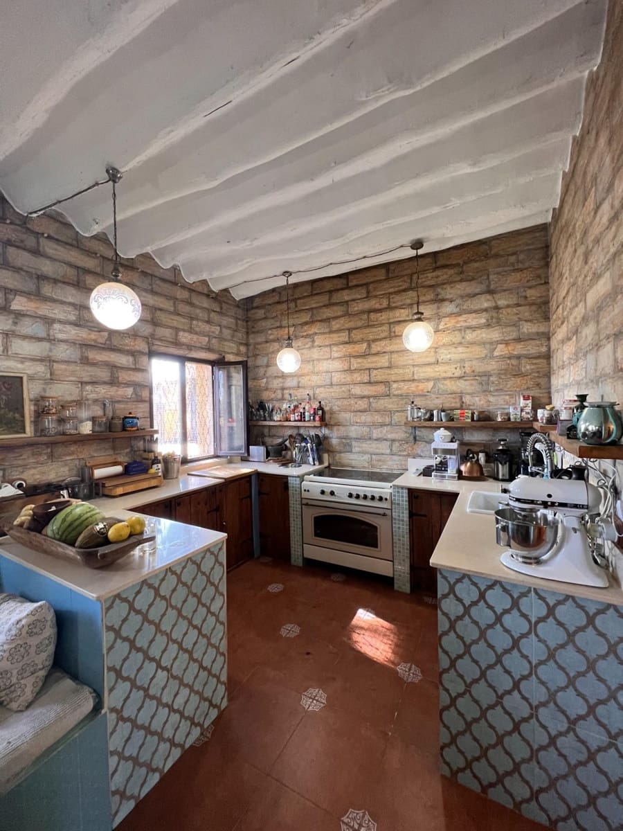 8 soveværelse Finca/Landehus til salg i Baza med swimmingpool garage - € 395.000 (Ref: 8767137)