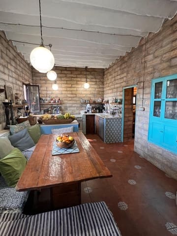 8 soveværelse Finca/Landehus til salg i Baza med swimmingpool garage - € 395.000 (Ref: 8767137)