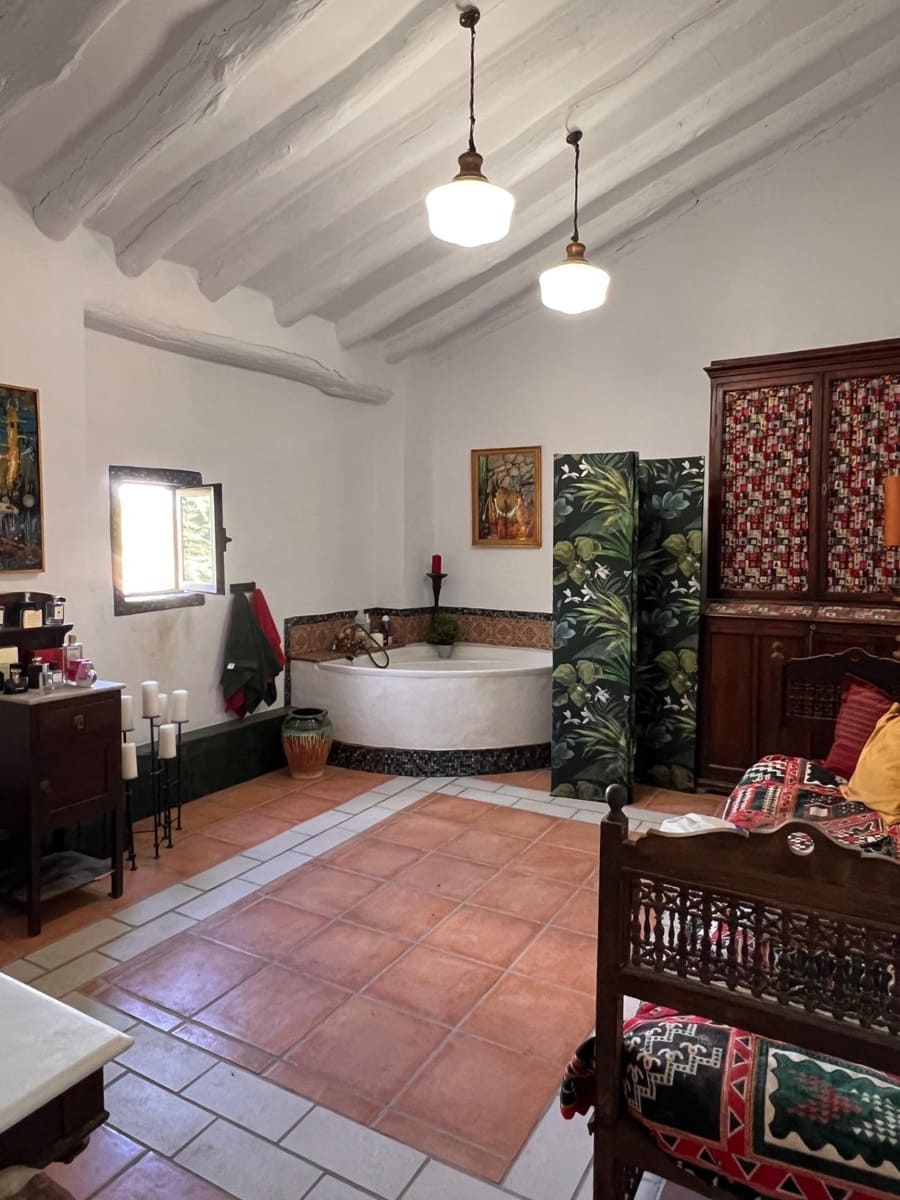 8 soveværelse Finca/Landehus til salg i Baza med swimmingpool garage - € 395.000 (Ref: 8767137)