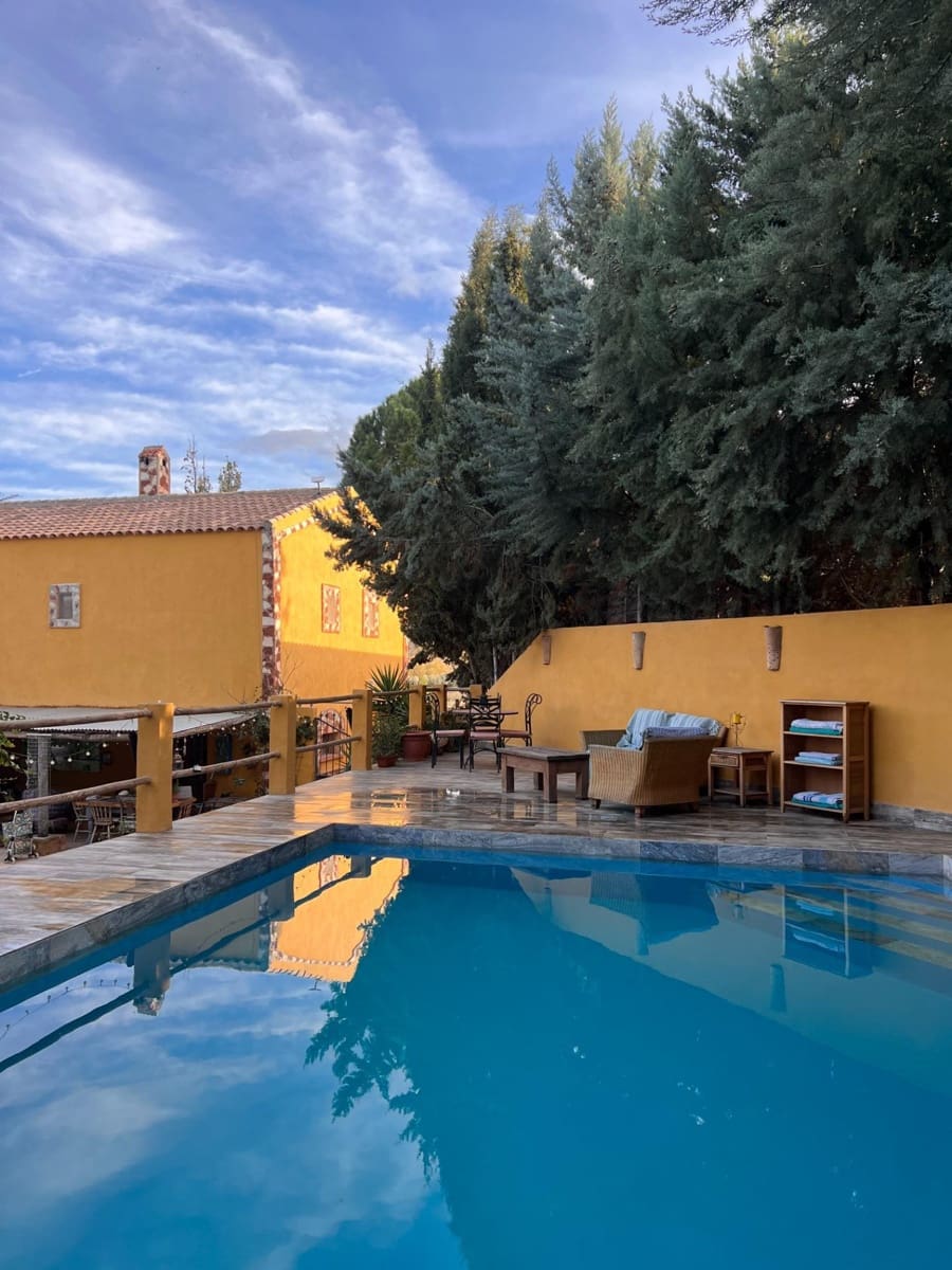 8 soveværelse Finca/Landehus til salg i Baza med swimmingpool garage - € 395.000 (Ref: 8767137)