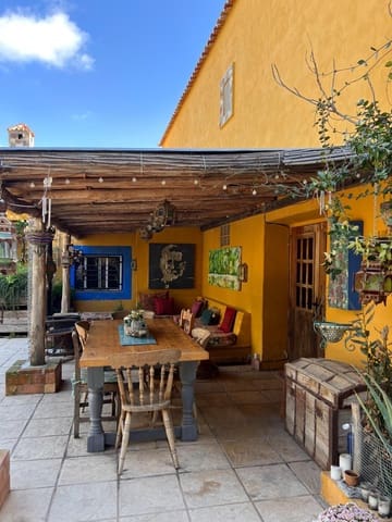 8 soveværelse Finca/Landehus til salg i Baza med swimmingpool garage - € 395.000 (Ref: 8767137)