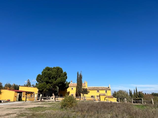 8 soveværelse Finca/Landehus til salg i Baza med swimmingpool garage - € 395.000 (Ref: 8767137)